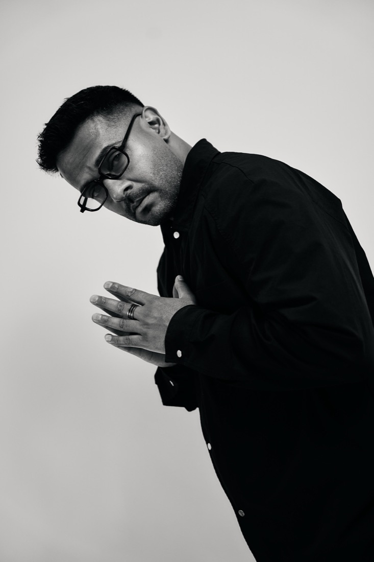 Sunny Nayam im Profil, leicht geneigt
